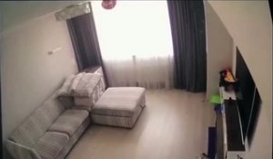 La caméra de surveillance de cet appartement à Kiev filme l'explosion d'une roquette