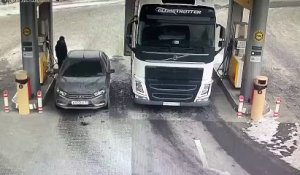 Il se retrouve coincé entre sa voiture et un camion à la station service et s'en sort par miracle