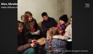 Des enfants dans un bunker à Kiev chantent l'hymne de la ville
