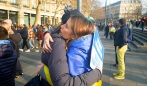 Rassemblement en soutien à l'Ukraine à Paris : quand Nadya la Russe enlace Olga l'Ukrainienne