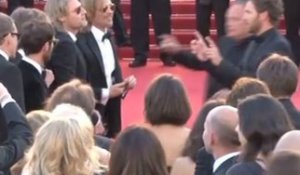 Exclu video : Cannes 2012 : une montée des marches bordélique pour Brad Pitt !