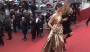 Exclu video : Cannes 2012 : Bérénice Marlohe : une montée des marches lumineuse pour la nouvelle James Bond Girl !