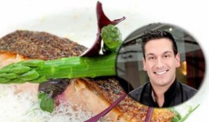 Exclu vidéo : Denny Imbroisi de Top Chef : "Je vous donne ma recette du saumon grillé à l'oseille, aux asperges vertes et à la sauce fumée !"