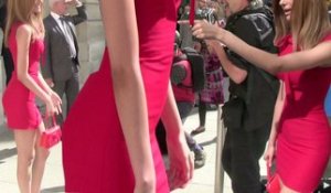 Exclu Vidéo : Zahia ultra slim dans une petite robe rouge !