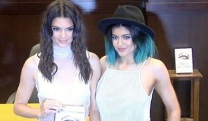 Exclu Vidéo : Kendall et Kylie Jenner au top pour la promo de leur premier roman : Kim et Khloé ont du souci à se faire !