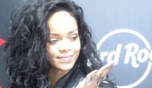 Exclu Vidéo : La course poursuite de Rihanna à Paris continue... Cette fois elle met le feu au Hard Rock café !
