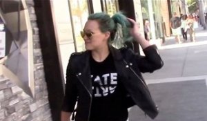 Vidéo : Hilary Duff : en plein shopping à L.A., sa crinière verte attire tous les regards !