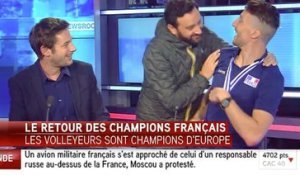 Cyril Hanouna sur le plateau d'I-Télé pour féliciter l'Equipe de France de volley.