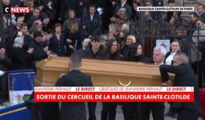 Obsèques de Jean-Pierre Pernaut : sortie du cercueil de la basilique Sainte-Clothilde
