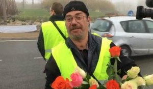 Franceinfo : Un gilet jaune offre des roses aux journalistes