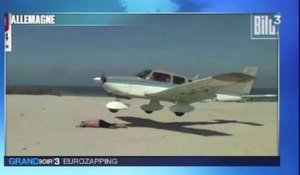 Zapping du 03/06 : un avion frôle des touristes qui bronzent sur la plage