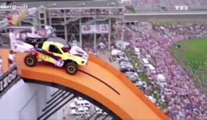 Le zapping du 21/03 : Le record du monde de saut en voiture !
