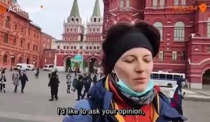Guerre en Ukraine: Regardez les images de cette femme arrêtée à Moscou pour avoir manifesté avec un panneau sur lequel était écrit: "deux mots" - VIDEO