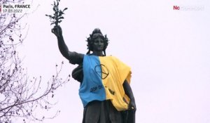 No Comment : Paris soutient l'Ukraine, Marianne en jaune et bleu