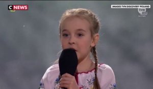Guerre en Ukraine : la fillette qui avait chanté «La Reine des neiges» dans un bunker a repris l'hymne ukrainien devant un stade plein