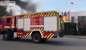 Après un bombardement russe, un incendie se déclare dans la banlieue de Kyiv