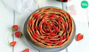 Gâteau en rose de crêpes aux fraises