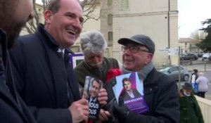 "C'est la démocratie": la poignée de main entre Jean Castex et un militant tractant pour Fabien Roussel à Carpentras