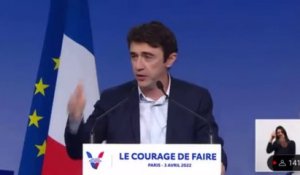 Le public hue Nicolas Sarkozy en plein meeting de Valérie Pécresse