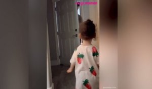 Cette petite fille attend chaque jour devant la porte que son papa rentre