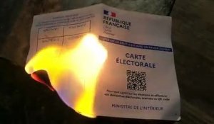 Présidentielle - Le réalisateur du film "Des hommes et des dieux" Xavier Beauvois brûle sa carte d’électeur après la défaite de Jean-Luc Mélenchon au premier tour - Regardez