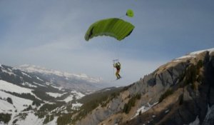 Base jump à ski : un Français saute depuis la montagne de l'Aiguille Croche