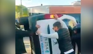 Marseille : des jeunes aident des policiers bloqués dans une voiture retournée