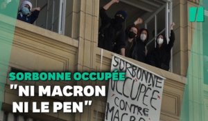 Devant la Sorbonne occupée, des étudiants protestent contre l'affiche du second tour
