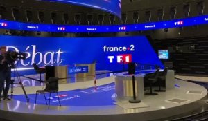 Découvrez les premières images du plateau du débat de l'entre deux tours où vont s'opposer mercredi soir Marine Le Pen et Emmanuel Macron - VIDEO