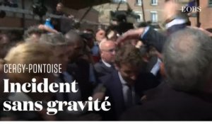 Emmanuel Macron cible d'un lancer de tomates cerises sur le marché de Cergy-Pontoise