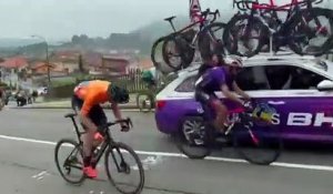 Tour des Asturies 2022 - Daniel Navarro tracté par sa voiture... scène surréaliste aux Asturies !