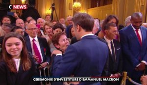Emmanuel Macron salue chaleureusement les parents de Samuel Paty lors de sa cérémonie d’investiture.