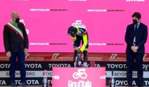 Giro : Biniam Girmay contraint à l'abandon après avoir reçu un bouchon de Prosecco à l'œil