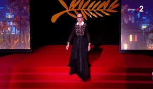 Festival de Cannes : Découvrez pourquoi Carole Bouquet et Vincent Lindon se sont fougueusement embrassés sur la bouche sur la scène du Palais