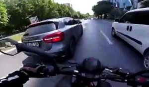 Un motard se fait percuter par une voiture qui fait un délit de fuite