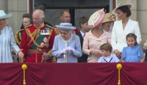 Jubilé d'Elizabeth II: la reine apparaît une seconde fois au balcon de Buckingham Palace entourée de sa famille