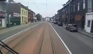 Cette conductrice belge coupe la route au tram... Mais n'a pas le dessus