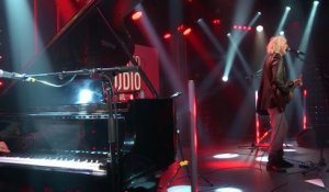 Louis Bertignac interprète  "Allez vite !" dans le Grand Studio RTL