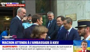 Emmanuel Macron arrive à l'ambassade de France en Ukraine