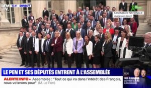 Les 89 députés RN posent devant l'Assemblée nationale avant d'y faire leur entrée