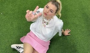 Louane avec des cheveux très raccourcis… Elle succombe à un carré court ultra lisse et dit adieu à ses cheveux longs