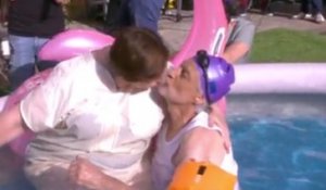 Danielle Moreau rejoue la scène de Loana dans la piscine et échange un baiser passionné avec Gilles Verdez