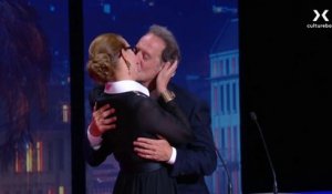 Zapping du 30/05 : L'inattendu baiser de Carole Bouquet et Vincent Lindon à Cannes