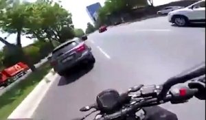 Un motard veut faire un constat avec une chauffarde mais des conducteurs la défendent