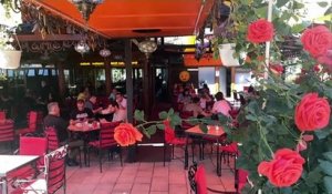 Dans ce restaurant de Pristina, l'entrée est interdite aux Européens, une mesure de rétorsion