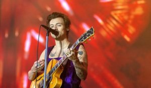 VOICI : Harry Styles : dévasté par la tuerie de Copenhague, le chanteur annule son concert