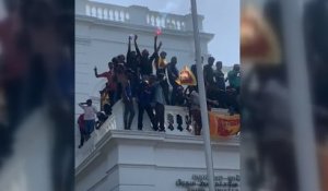 Après la prise du palais présidentiel, les Sri Lankais envahissent le bureau du Premier ministre