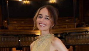 VOICI : "C’est extraordinaire que je puisse parler" : Emilia Clarke révèle vivre sans une partie de son cerveau