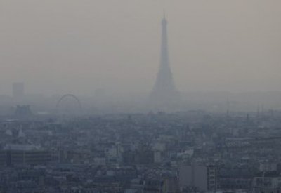Paris : l’odeur de fumée et le voile brumeux viendraient des incendies en Gironde et dans les Yvelines