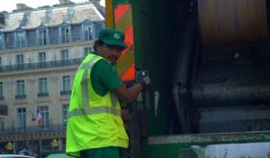 «À l’arrière de la benne, il fait 60°C» : avec les éboueurs lors du pic de la canicule à Paris